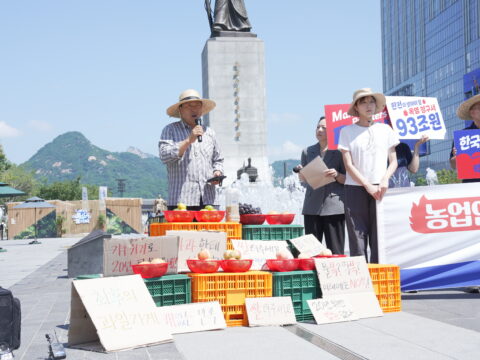 Yong-un Ma, a Korean apple farmer, speaks at a press conference. Korean farmers start a climate lawsuit agaisnt KEPCO
