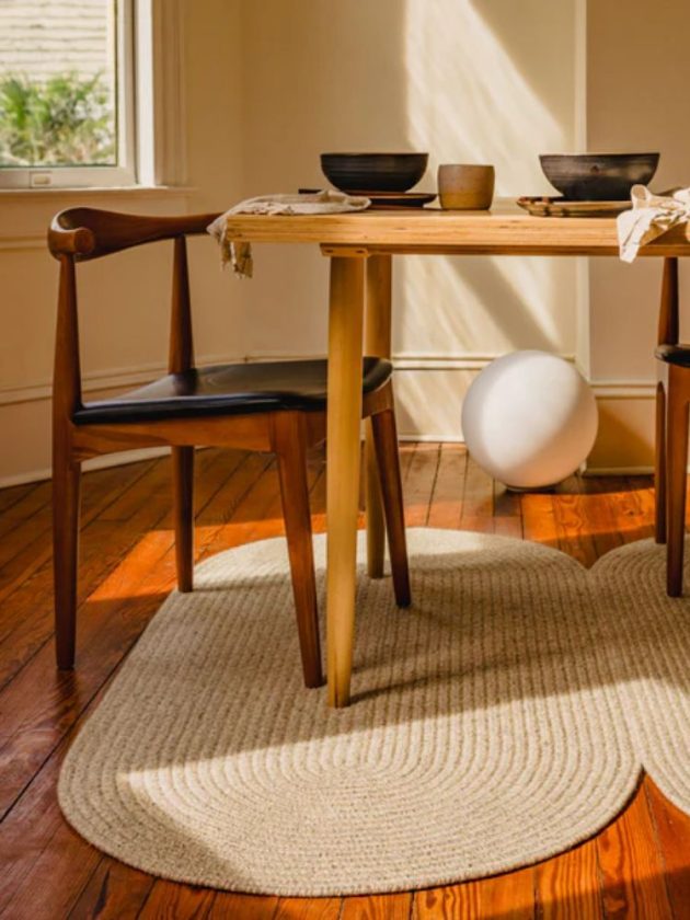 Sustainable natural fiber rug in curved shapes