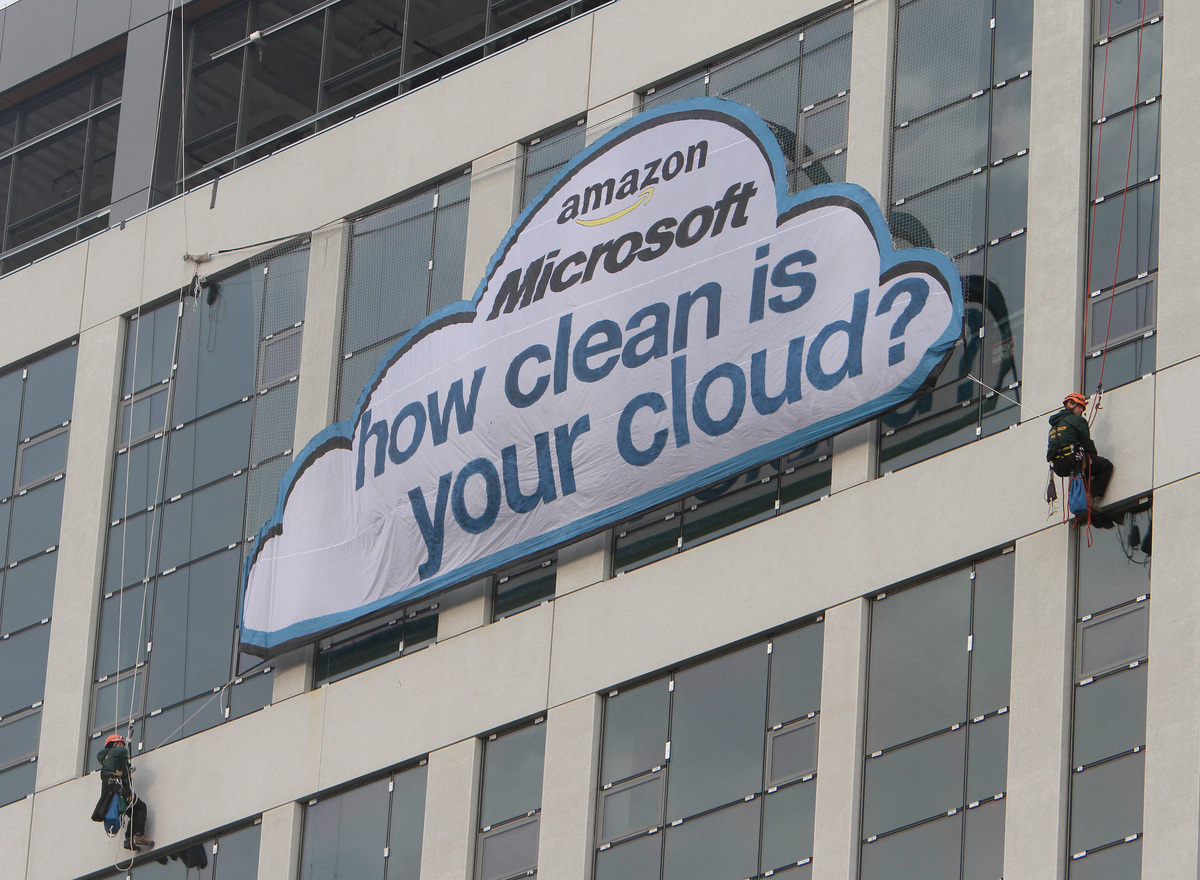 Clean Our Cloud Action in Seattle. © Greenpeace © Greenpeace Clean Our Cloud Action in Seattle. © Greenpeace © Greenpeace