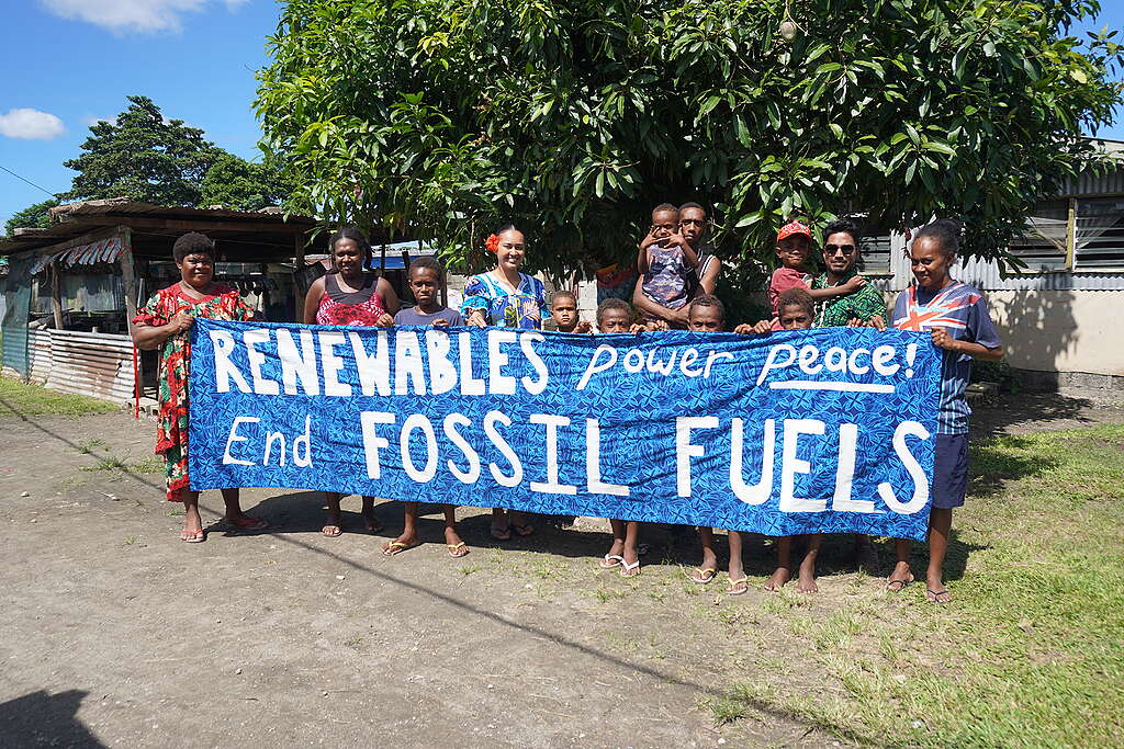 Greenpeace Australia Pacific staff meet community members in Vanuatu, calling to ‘End Fossil Fuels’. 