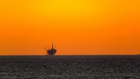 An oil drilling rig in Santa Barbara, California, in 2011. (Photo: Wikimedia Commons/TheConduqtor)