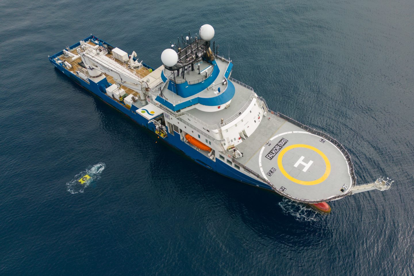 Schmidt Ocean Institute's research vessel Falkor (too) deploys a remotely operated vehicle on the Salas y Gómez ridge in January 2024. Chilean scientists rely on foreign ships to study the area. (Photo: Center for Ecology and Sustainable Management of Oceanic Islands / Schmidt Ocean Institute)